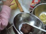 市松模様クッキーの作り方・お父さんはココアを使って２色に。