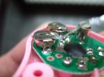 電子チャイムガラガラ、ボタン電池の隙間にアルミを差し込み固定