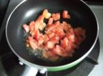 海の幸シーフードカレーの作り方　トマトを入れますよ。