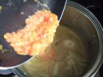 海の幸シーフードカレーの作り方　炒めたトマトをタマネギの鍋に・・・
