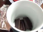 コーヒーカップにチョコレートを入れてと。レンジでチン。
