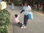 遊園地で「次はアレ乗る」と引っぱる娘(5歳)の組み体操