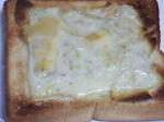 食パン＋のり塩ポテトチップ＋とろけるチーズ→オーブントースターで。