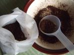 水出しコーヒー用フィルターにコーヒー粉を入れる。（コーヒー豆スプーンで豆4杯分）