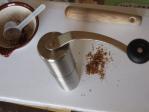 すり鉢ですった粗挽きコーヒー豆をミルで細かくしてみたテスト（渋皮取り除き済み）
