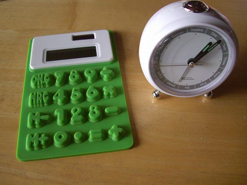 左:シリコンラバー電卓 右:コンパクトめざまし時計