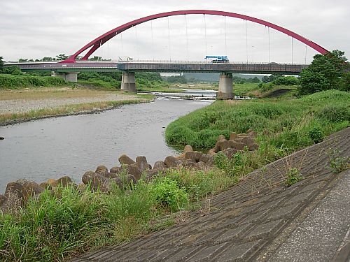多摩川を見ながらいただきます。