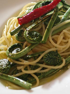 Spaghetti aglio olio peperoncino con kogomi コゴミのペペロンチーノ