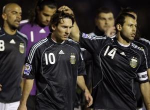 ebastian Veron, left, Lionel Messi, center, and Argentinas Javier Mascherano leave the filed after of the first half during a 2010 World Cup qualifying soccer match