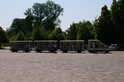 ベルサイユ宮殿の庭園を回るトラム