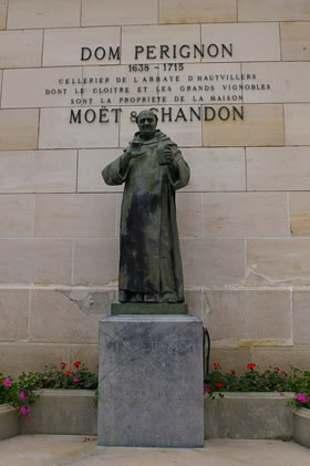 ドン・ペリニヨンさんの銅像