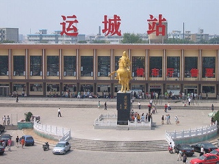 駅と関羽像