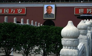 毛沢東肖像画が燃える事件も・・・