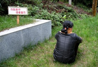立入禁止の芝生に入る中国人