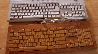 上：普通のキーボード、下：竹製キーボード