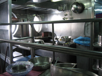 船のキッチン　２