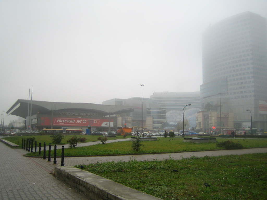 霧で覆われているワルシャワ中央駅