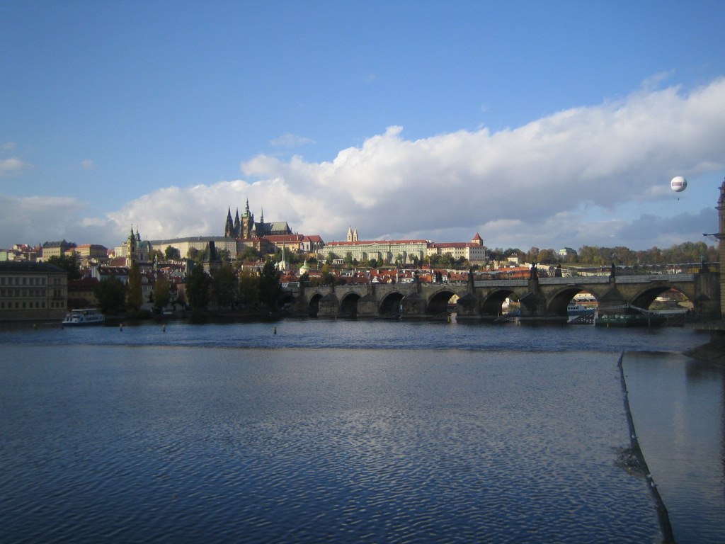 モルダウ川とカレル橋とプラハ城