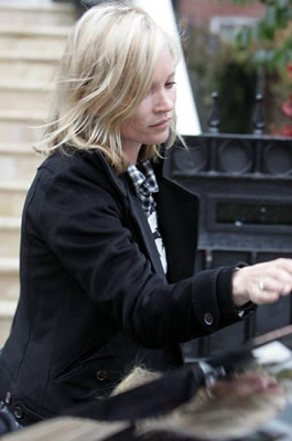 ケイト・モス（Kate Moss）・J BRANDジェイブランドのデニムを穿いて