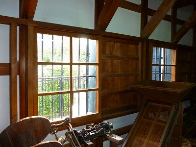 四條畷市立　歴史民俗資料館展示室　窓南側　展示室側