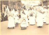 女性参政権を求める行進(1912年、ニューヨーク)